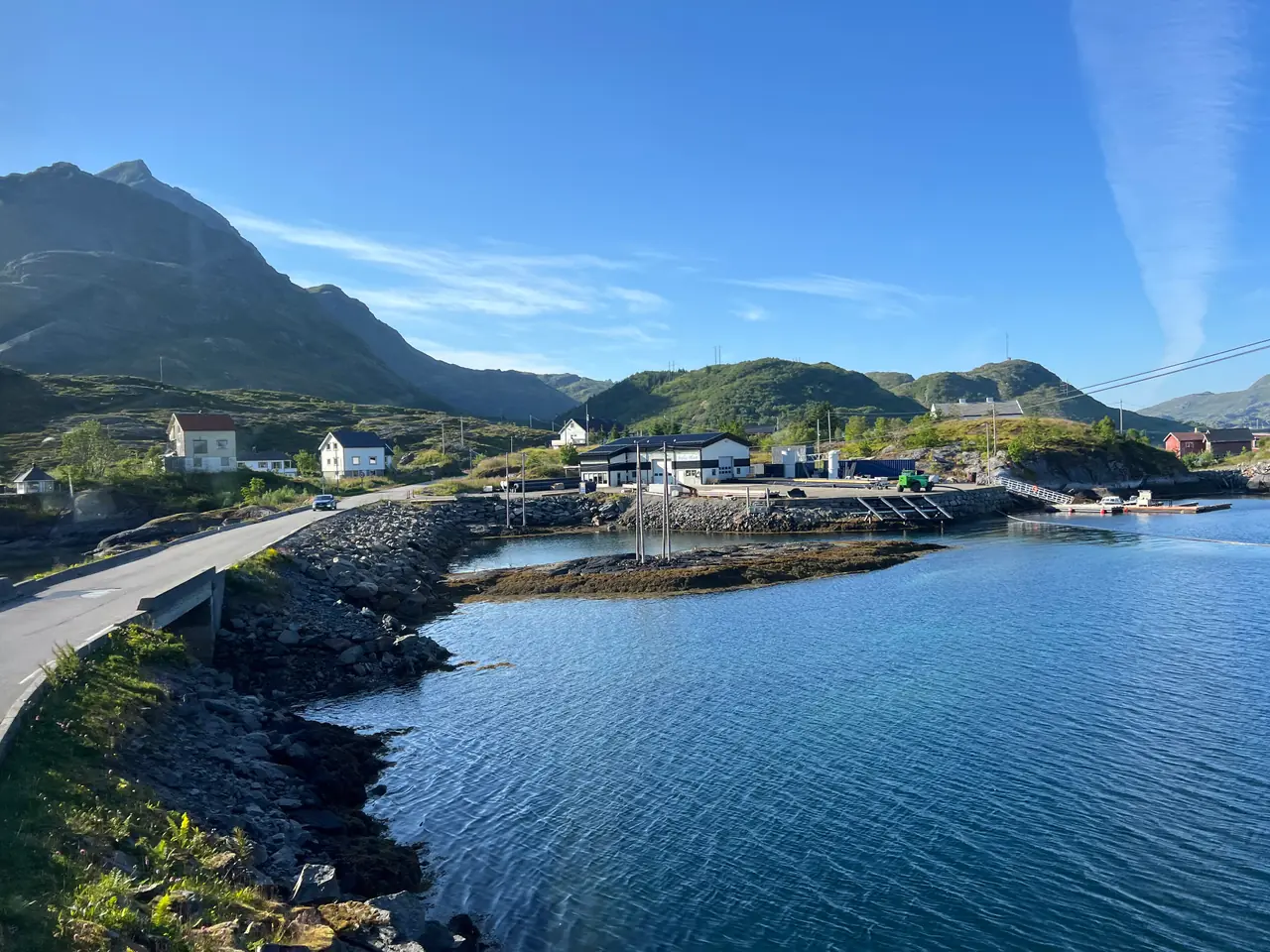 طريق وجسر ساحليان فوق البحر في الشمال